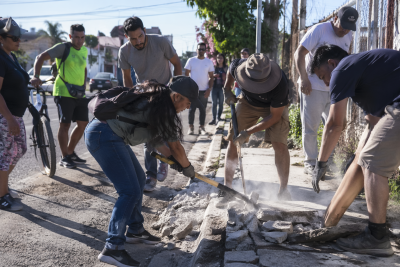 Vecinos y ciclistas rompen banqueta que bloqueaba el paso peatonal en La Paz Baja California Sur